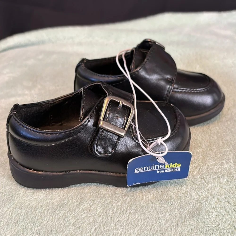 Genuine kids buy Oshkosh size 4 dress shoes, black